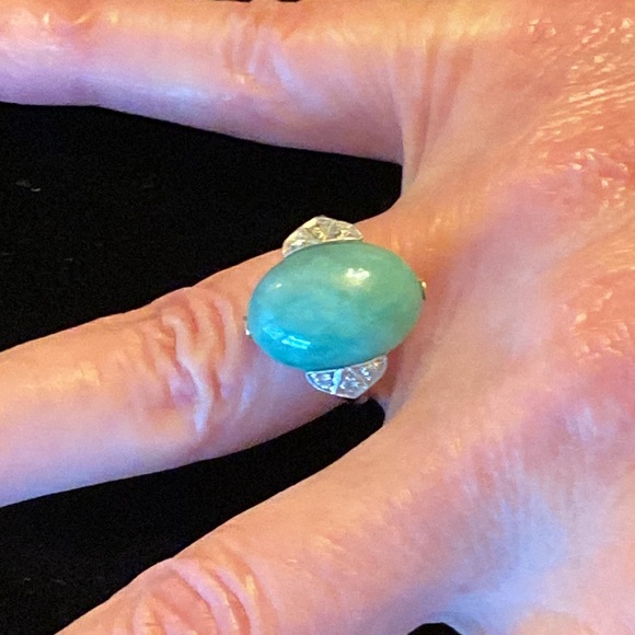 Fourteen Karat Jade Ring - Picture 5 of 5